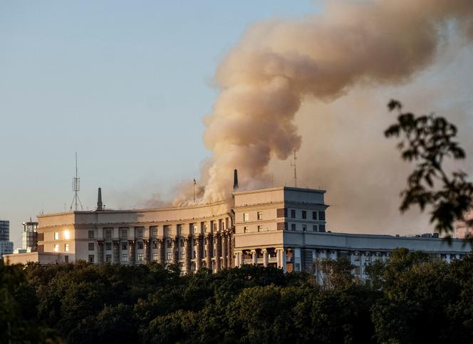 De la fumée s’élève du siège du gouvernement ukrainien, à Kiev, dimanche 7 septembre 2025, après une attaque massive russe.