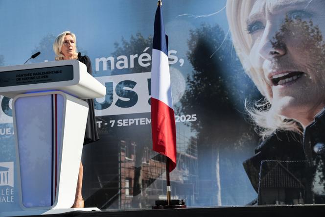Marine Le Pen prononce un discours lors de sa rentrée politique à Hénin-Beaumont (Pas-de-Calais), le 7 septembre 2025.
