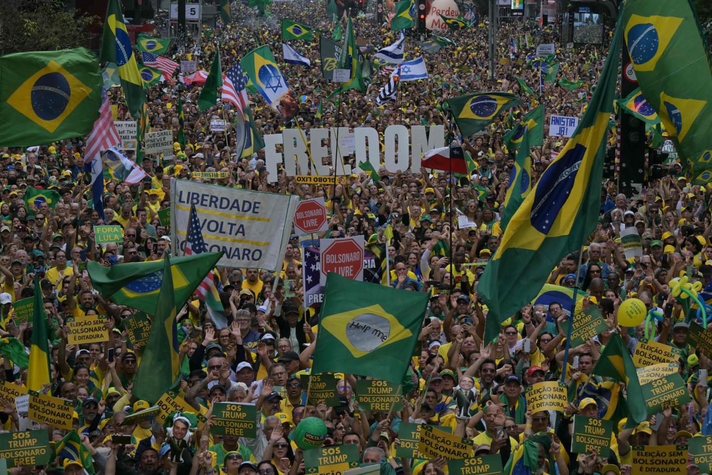 Jair Bolsonaro's supporters mobilize ahead of the verdict against the former far-right Brazilian president