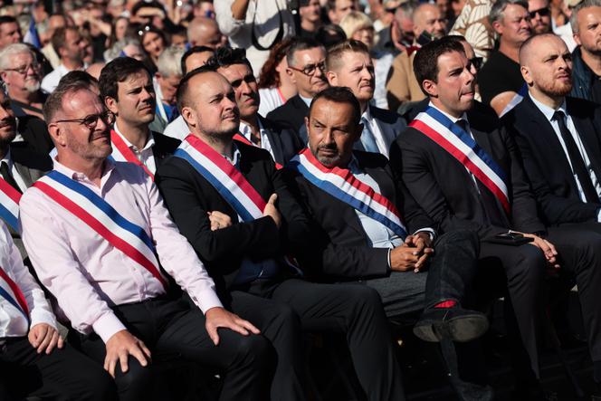 Au premier rang, de gauche à droite, Steeve Briois maire d’Hénin-Beaumont, Christopher Szczureck, sénateur (RN) du Pas-de-Calais, Sébastien Chenu, vice-président de l’Assemblée nationale, à&nbsp;Hénin-Beaumont (Pas-de-Calais), le 7&nbsp;septembre&nbsp;2025.  
