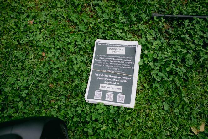 Des tracts du mouvement Bloquons tout, dans le jardin Raymond&nbsp;VI, à Toulouse, lors d’une assemblée générale, le 7&nbsp;septembre.