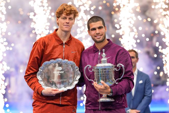 L’Italien Jannik Sinner et l’Espagnol Carlos Alcaraz, à l’issue de la finale de l’US Open, à New York, le 7 septembre 2025. Grâce à cette victoire, Alcaraz déloge Sinner de la place de numéro un mondial.