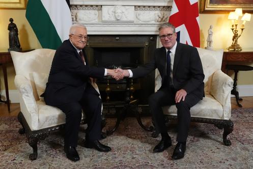 Le premier ministre britannique, Keir Starmer (à droite), rencontre le président de l’Autorité palestinienne, Mahmoud Abbas, à Downing Street, à Londres, lundi 8 septembre 2025.