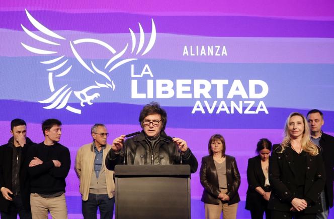 Le président argentin, Javier Milei, lors de son discours après la défaite de son parti lors d’une élection-test provinciale à Buenos Aires, au siège du parti La Libertad Avanza, à La Plata, en Argentine, le 7 septembre 2025.