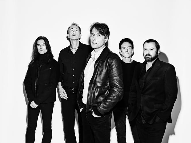 Neil Codling, Mat Osman, Brett Anderson, Simon Gilbert et Richard Oakes, du groupe Suede, en mars 2025.