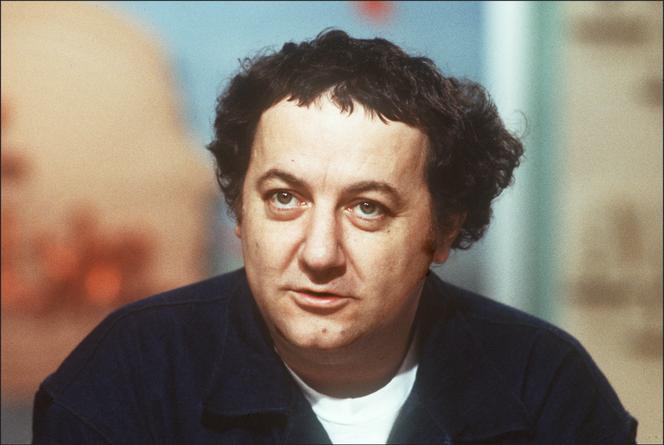 Coluche s’exprime sur le plateau du journal télévisé d’Antenne 2 à midi, le 13 octobre 1980 à Paris, avant d’annoncer officiellement sa candidature à l’élection présidentielle de mai 1981.