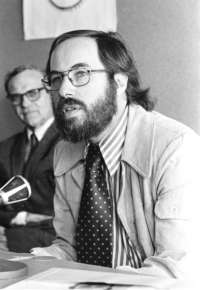 Le biologiste américain David Baltimore, à Cambridge (Massachusetts), aux Etats-Unis, le 17 octobre 1975.