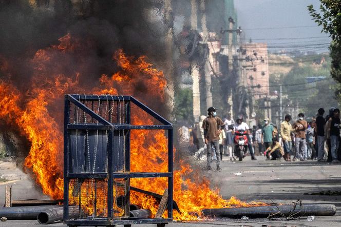 Des manifestants affrontent les forces antiémeute lors d’une manifestation devant le Parlement, à Katmandou, le 8 septembre 2025.