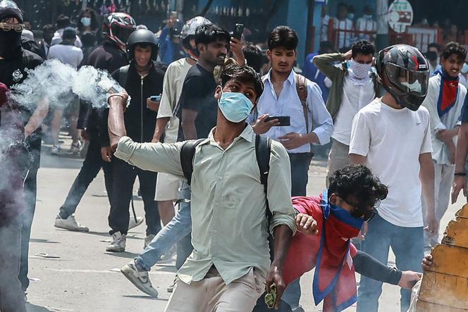 Des manifestants affrontent les forces antiémeute lors d’une manifestation devant le Parlement, à Katmandou, le 8 septembre 2025.