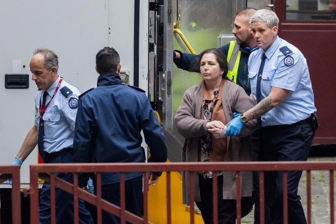 Erin Patterson (au centre) arrive à son procès pour meurtres par empoisonnement, à Melbourne (Australie), le 25 août 2025.