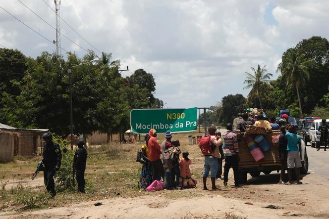 Des personnes déplacées embarquent dans un camion, à Mocimboa da Praia, au Mozambique, le 27 septembre 2022.