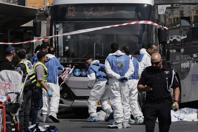 La police israélienne et les équipes de secours interviennent sur les lieux d’une attaque qui a fait plusieurs morts et blessés, à Jérusalem, le 8 septembre 2025.