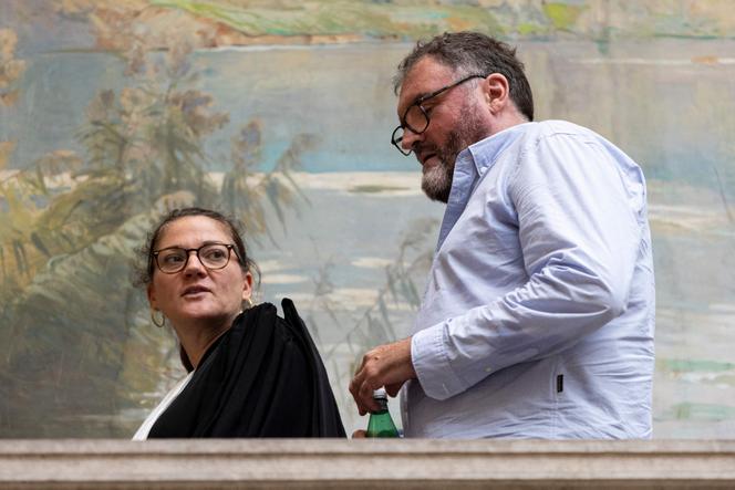L’ancien anesthésiste Frédéric Pechier et son avocate, Julie Pechier, lors de la première journée de son procès, au tribunal de Besançon, le 8 septembre 2025.