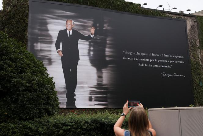 A Milan, le 8 septembre 2025, jour des obsèques de Giorgio Armani. « La marque que j’espère laisser est faite d’engagement, de respect et d’attention pour les gens et pour la réalité. C’est là que tout commence », peut-on lire sur l’affiche. 