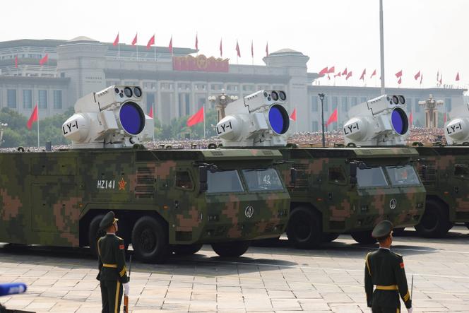 Des lasers antidrones lors d’un défilé militaire célébrant le 80ᵉ anniversaire de la fin de la seconde guerre mondiale, à Pékin, le 3 septembre 2025.