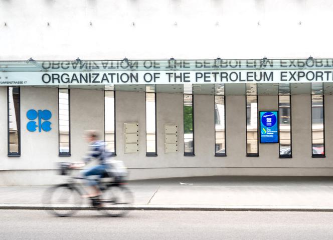 Devant le siège de l’OPEP, le 28 mai 2025, à Vienne en Autriche.