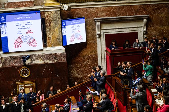 Les députés applaudissent les résultats du scrutin et la perte du vote de confiance au gouvernement Bayrou, à l’Assemblée nationale, le 8 septembre 2025.