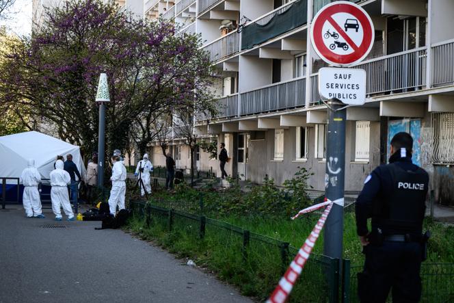 La police et le personnel médico-légal opèrent sur le site du meurtre d’un jeune guetteur de point de deal, à Vaulx-en-Velin (Métropole de Lyon), le 7 avril 2025.