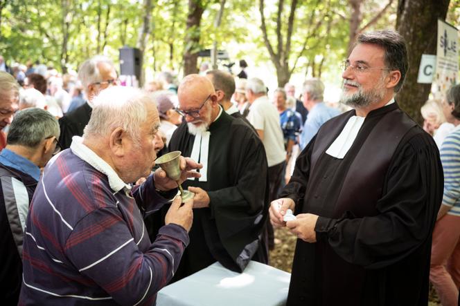 Communion protestante lors du rassemblement du désert au Mas Soubeyran dans les Cévennes, le 7 septembre 2025. 