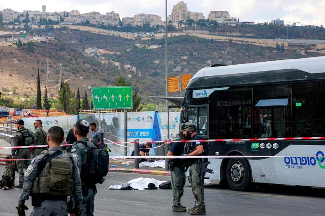 Les forces de sécurité israéliennes, près d’un corps, sur les lieux de l’attaque à Jérusalem-Est, le 8 septembre 2025.