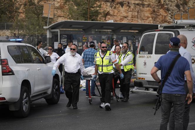 Une équipe de sauvetage israélienne transporte le corps d’une victime sur les lieux de l’attaque à Jérusalem, le 8 septembre 2025.