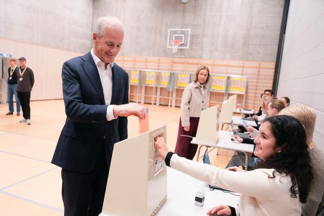Le chef de file des travaillistes norvégiens, Jonas Gahr Store, vote à l’occasion des élections législatives, à l’école Uranienborg d’Oslo, le 8 septembre 2025.