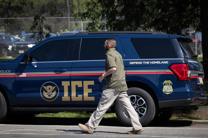 Un véhicule de la police fédérale de l’immigration américaine (ICE) stationné près du complexe pénitentiaire et judiciaire du comté de Cook, le 8 septembre 2025 à Chicago, dans l’Illinois.