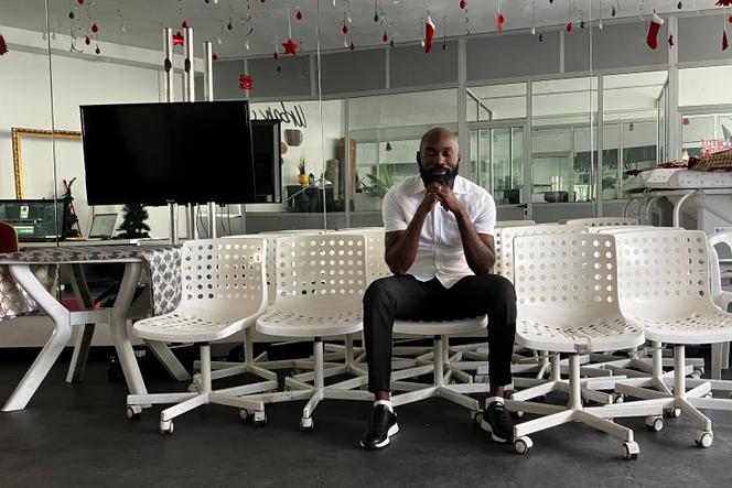 Emmanuel Victoire Ngapela dans les locaux de sa société, FreeConcept, spécialisée dans le marketing digital, à Casablanca, le 16 juillet 2025.