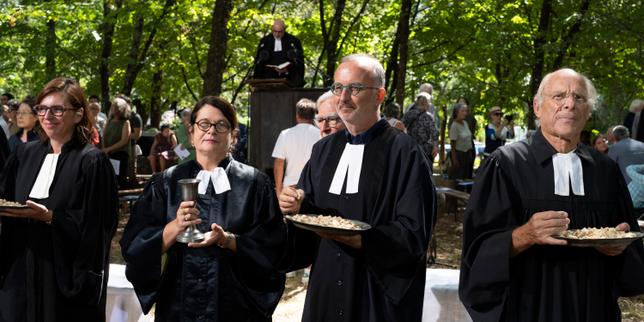 Le rassemblement annuel des protestants réformés dans les Cévennes, à l’assemblée du Désert : culte en plein air, chaire portative et pique-nique…