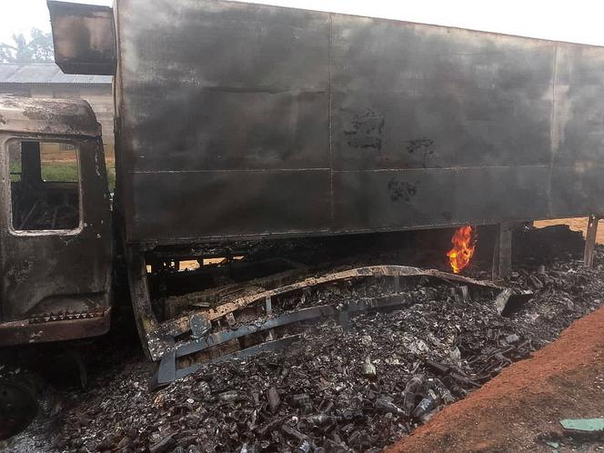 L’épave calcinée d’un camion, après une attaque des rebelles des Forces démocratiques alliées, dans le village de Ntoyo, dans l’est de la République démocratique du Congo, le 9 septembre 2025. 