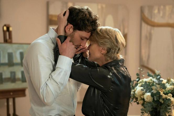 Laurie Davidson (Daniel Sanderson) et Robin Wright (Laura Sanderson) dans la série « The Girlfriend », de Gabbie Asher et Naomi Sheldon.