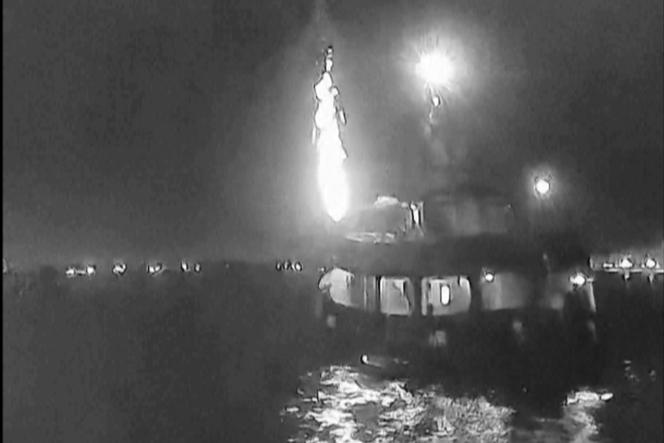 Sur une image tirée d’une vidéo, l’impact causé lors d’une attaque sur la flotille Global Sumud, dans la nuit du 8 au 9 septembre 2025.