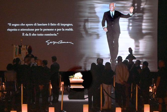 La chapelle ardente dressée pour Giorgio Armani, à l’Armani/Teatro, à Milan, le 6 septembre, avec ce message : « La trace que j’espère laisser est faite d’engagement, de respect et d’attention aux personnes et à la réalité. C’est là que tout commence. »