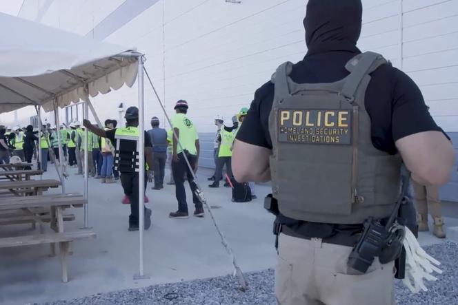 Cette image, extraite d’une vidéo fournie par l’Office des douanes et de la protection des frontières des Etats-Unis, montre des employés de l’usine de fabrication de véhicules électriques de Hyundai Motor Group escortés hors des locaux de l’entreprise, à Ellabell (Géorgie), le 4 septembre 2025.