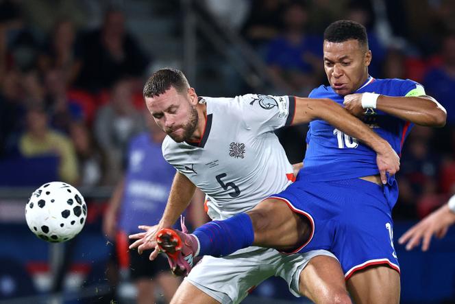 Kylian Mbappé et Sverrir Ingason lors du match de qualification pour la Coupe du monde 2026 entre la France et l’Islande, au Parc des Princes, à Paris, le 9 septembre 2025.