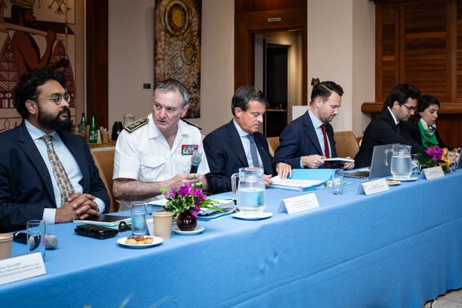 Manuel Valls (au centre), ministre démissionnaire des outre-mer, entouré de sa délégation et du haut-commissaire de la République en Nouvelle-Calédonie, Jacques Billant (en blanc), à Nouméa, le 21 août 2025.