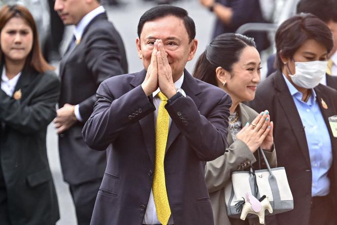 L’ancien premier ministre thaïlandais, Thaksin Shinawatra, et avec sa fille, l’ex-première ministre thaïlandaise, Paetongtarn Shinawatra, (2ᵉ à droite), à la Cour suprême de Bangkok, le 9 septembre 2025.