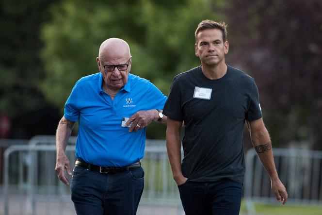 Rupert Murdoch (à gauche) et Lachlan Murdoch, lors de la troisième journée de la conférence annuelle d’Allen & Company, à Sun Valley, dans l’Idaho, le 13 juillet 2017.