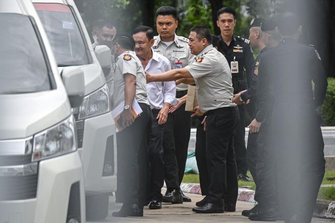 Thaksin Shinawatra, ancien premier ministre thaïlandais est escorté dans un fourgon de police après sa condamnation à un an de prison, devant la Cour suprême à Bangkok, le 9 septembre 2025.
