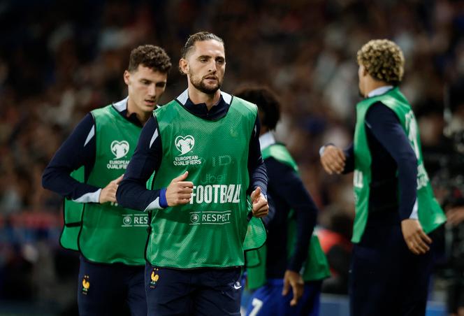 Adrien Rabiot (au centre) à l’échauffement lors du match entre la France et l’Islande au Parc des Princes, à Paris, le 9 septembre 2025.