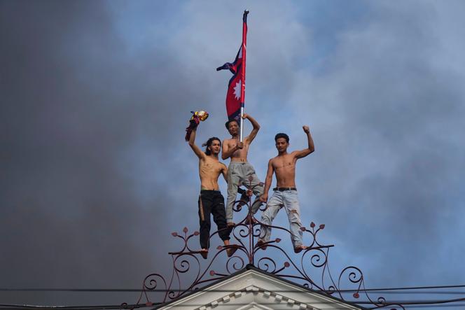 Des manifestants au sommet du Singha Durbar, le siège du gouvernement népalais, incendié, à Katmandou, le 9 septembre 2025.