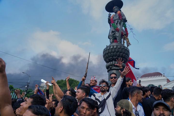 Des manifestants devant le complexe gouvernemental de Singha Durbar, à Kathmandou, le 9 septembre 2025.