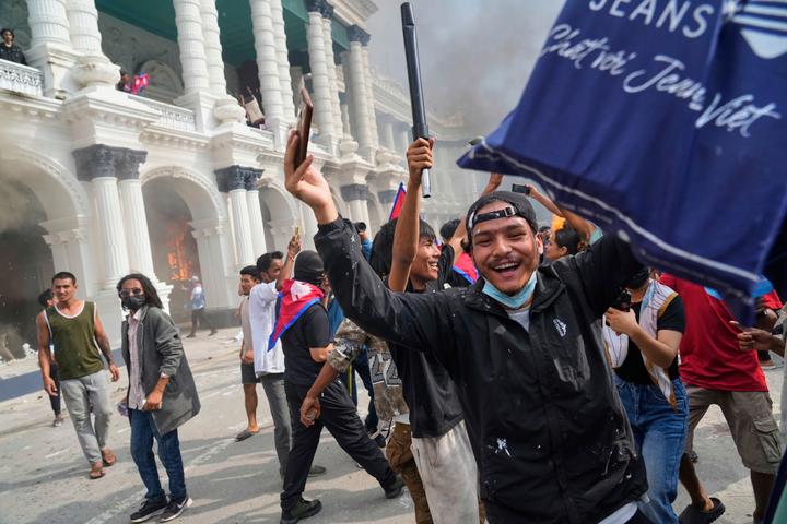 Des manifestants devant le complexe gouvernemental de Singha Durbar, à Kathmandou, le 9 septembre 2025.