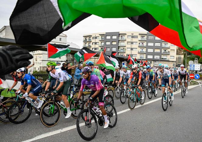 Manifestation propalestinienne au départ de la 16ᵉ étape de la Vuelta, à Poio (Espagne), le 9 septembre 2025. 