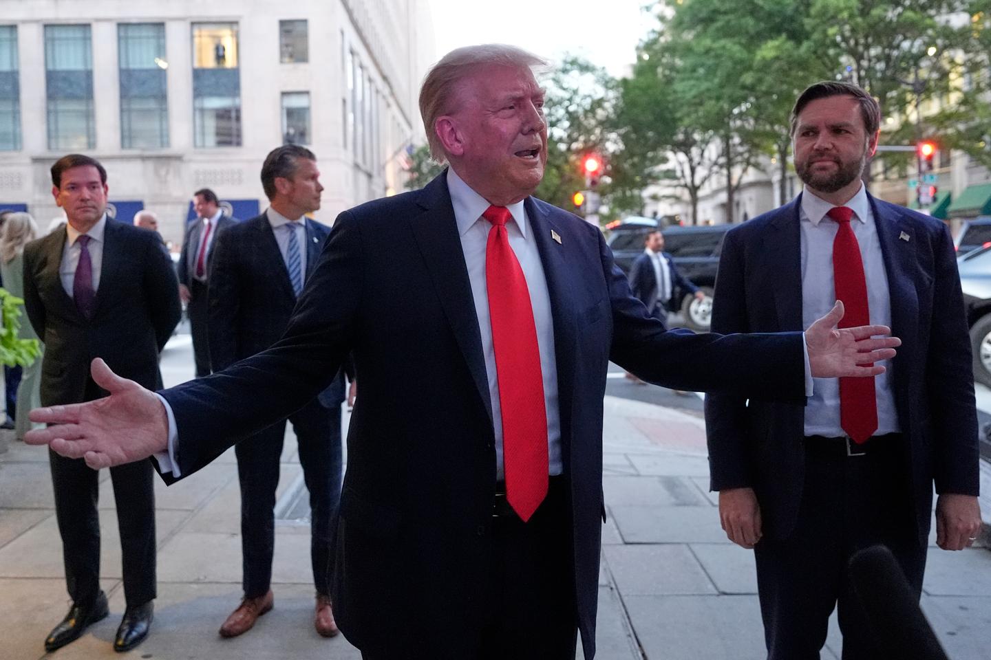 « Pendant que Vladimir Poutine déchaîne le feu sur l’Ukraine, Donald Trump peste et maugrée »