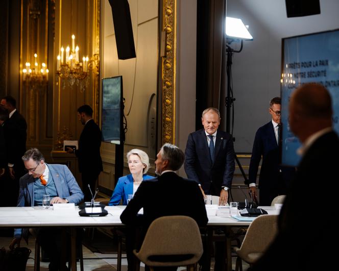 Bart De Wewer, premier ministre belge, Ursula von der Leyen, présidente de la Commission européenne, et Donald Tusk, premier ministre polonais, lors de la réunion de la coalition des volontaires au palais de l’Elysée, à Paris, le 4 septembre 2025.