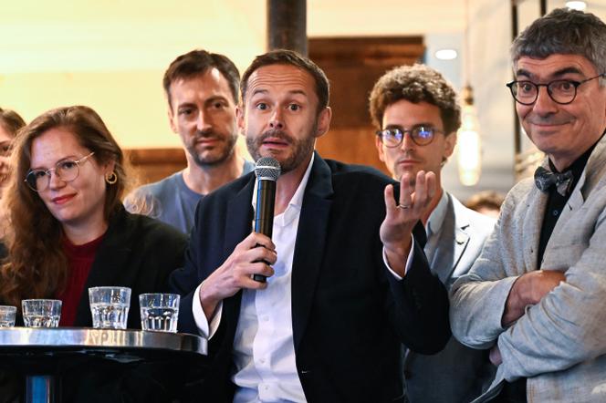 David Belliard (au centre), candidat écologiste à la mairie de Paris, lors d’une réunion publique, à Paris, le 2 septembre 2025.