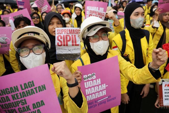 Une mobilisation exigeant la libération des manifestants détenus et condamnant la répression violente lors des récentes manifestations,  devant le Parlement, à Jakarta, le 9 septembre 2025.