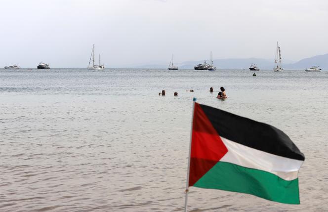 Des embarcations de la flotille internationale pro-palestinienne Global Sumud Flotilla mouillant au large de Sidi Bousaïd (Tunisie), le 9 septembre 2025.