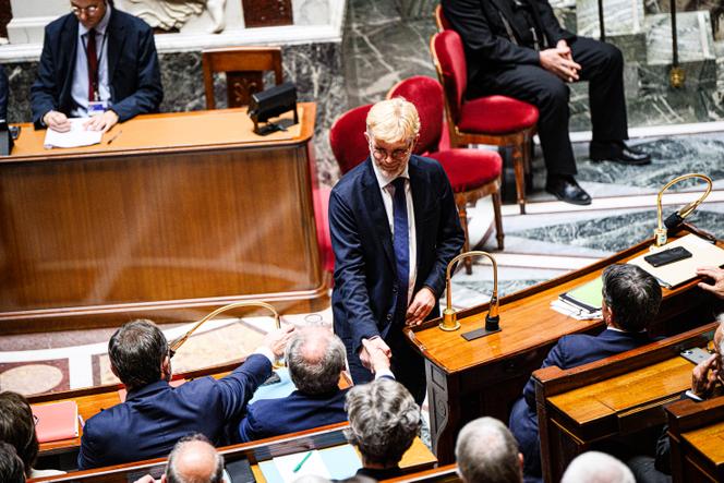 Le président du groupe Les Démocrates, Marc Fesneau, serre la main du premier ministre, François Bayrou, à l’Assemblée nationale le 8 septembre 2025.